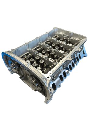 Nová hlava motoru vybavená ventily a vačkami, určená pro užitková vozidla Citroën Jumper, Peugeot Boxer a Ford Transit s naftovými motory 2,2 HDi/TDCi. ✅ Technické údaje: číslo OEM: BK2Q-6C032-AD, BK2Q6C032AD, Určeno pro motory: 2,2 HDi / TDCi Emisní norma: Euro5 Stav: 100% nový díl (ne repasovaný) Obsahuje: hlava motoru s ventily a vačkami