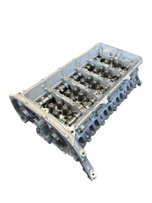 Nová hlava válců s vačkami a ventily pro motory Ford Ranger, Transit 3,2 TDCi. Technické údaje: číslo OEM: BK3Q-5K637-BD Stav: nový díl bez můstku váhadel Určeno pro motory: P5AT – 3,2 TDCi Kód motoru: SA2R, SA2S, SA2W, ENSA, SAFA, Objem motoru: 3 198 cm³ Počet válců: 5 řadový Palivo: nafta (diesel) Emisní norma: Euro5